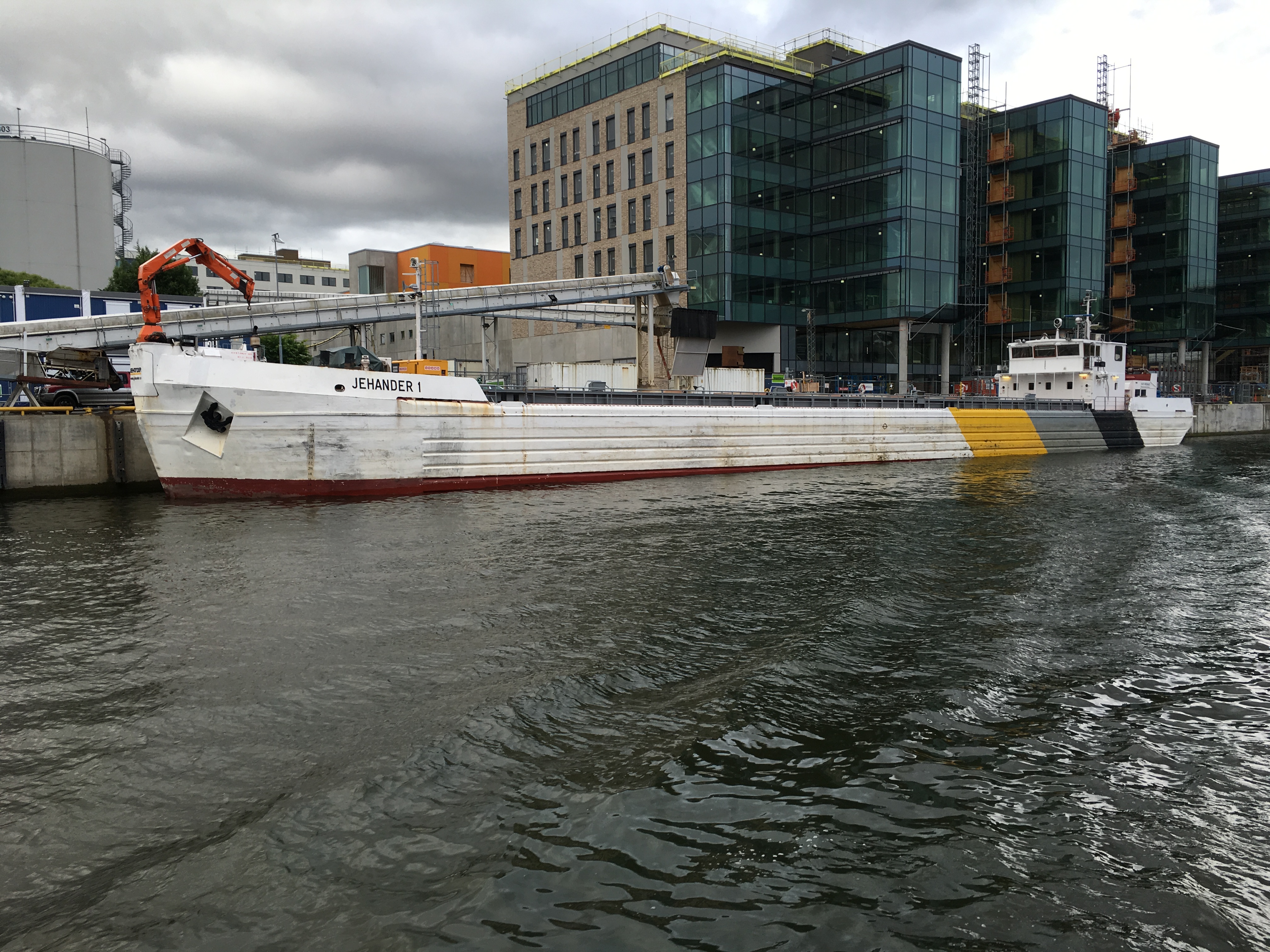Fartyget Jehander 1 kommer lastat i Hammarbykanalen. Jehander 1 fraktar ca 400 000 ton/år, och går på sträckan Ekerö, Södertälje - Stockholms hamn.