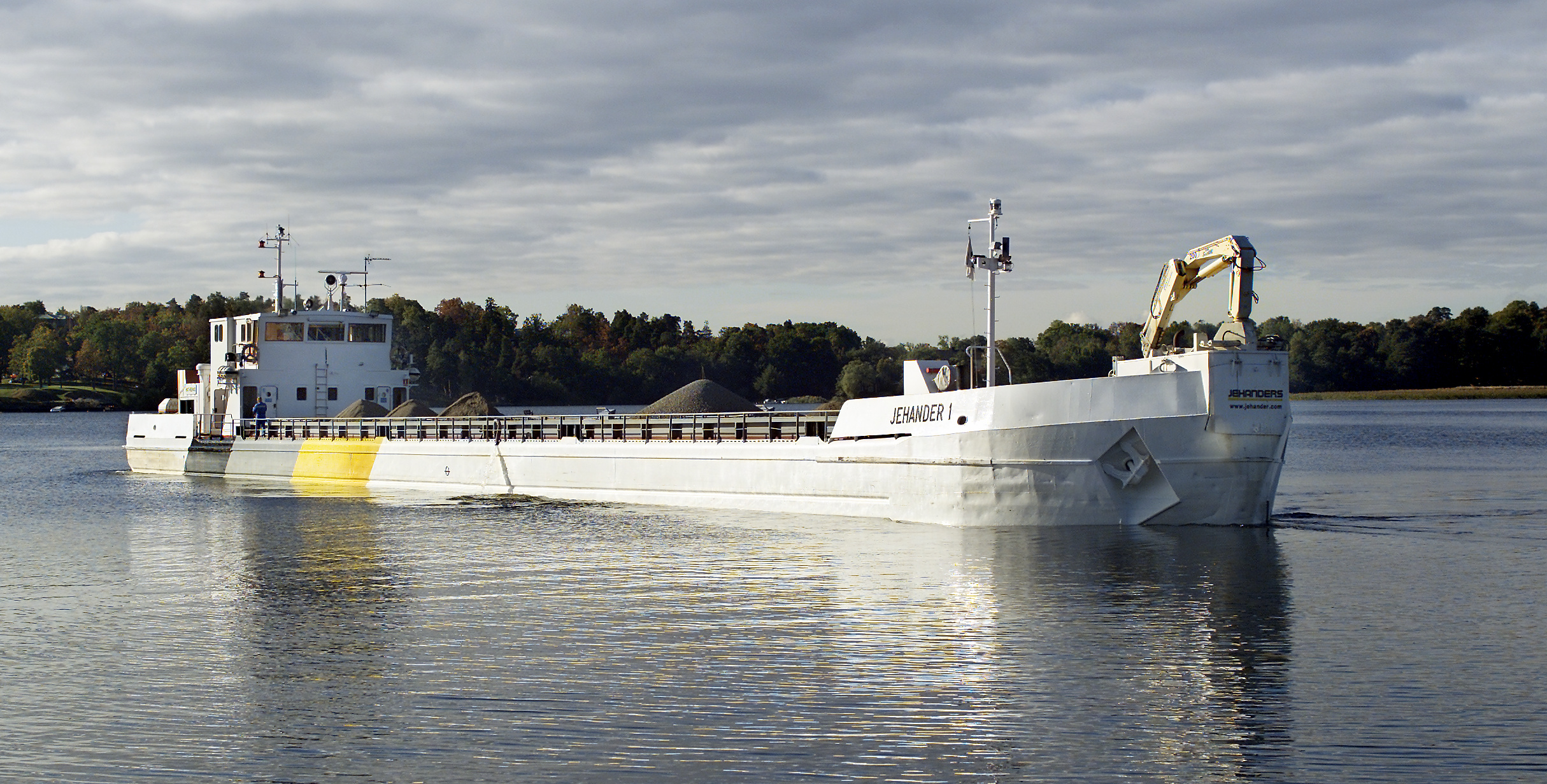 Fartyget Jehander 1 kommer lastat. Jehander 1 fraktar ca 400 000 ton/år, och går på sträckan Ekerö, Södertälje - Stockholms hamn.