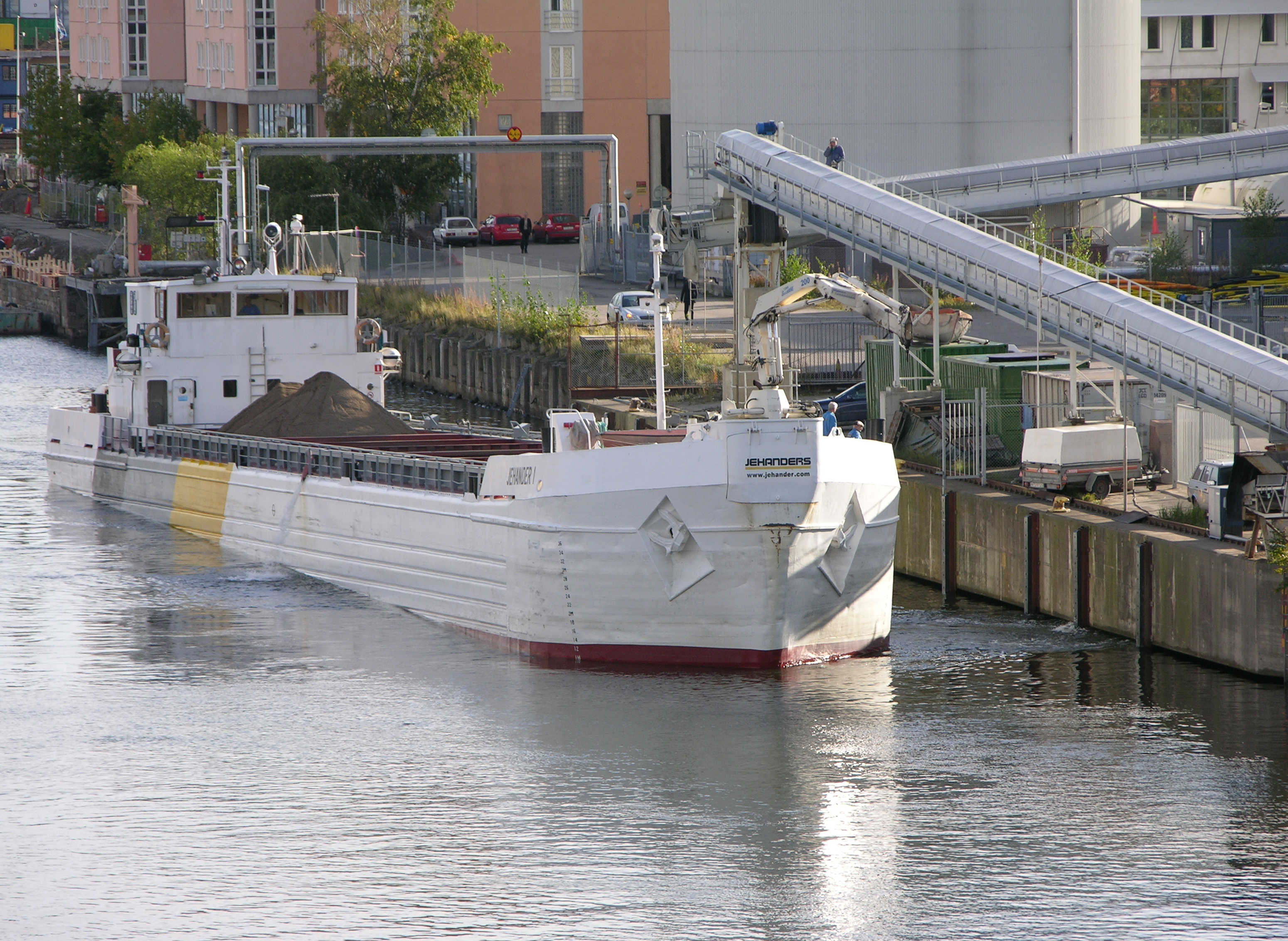 Fartyget Jehander 1 intill kaj i Hammarbykanalen för att lasta av till Betonginudstris betongfabrik. Jehander 1 fraktar ca 400 000 ton/år, och går på sträckan Ekerö, Södertälje - Stockholms hamn.