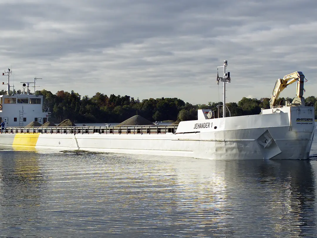Fartyget Jehander 1 kommer lastat. Jehander 1 fraktar ca 400 000 ton/år, och går på sträckan Ekerö, Södertälje - Stockholms hamn.