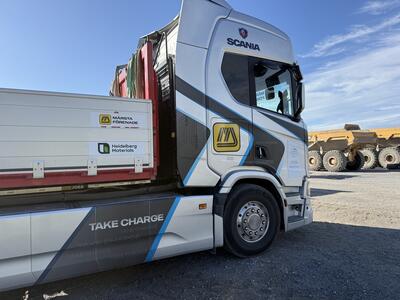 Lastbil med Heidelberg Materials logotyp står parkerad på en industriell anläggning.